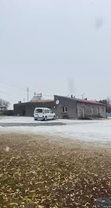KARS’TA YÜKSEK KESİMLERE KAR YAĞDI(KARS-İHA)