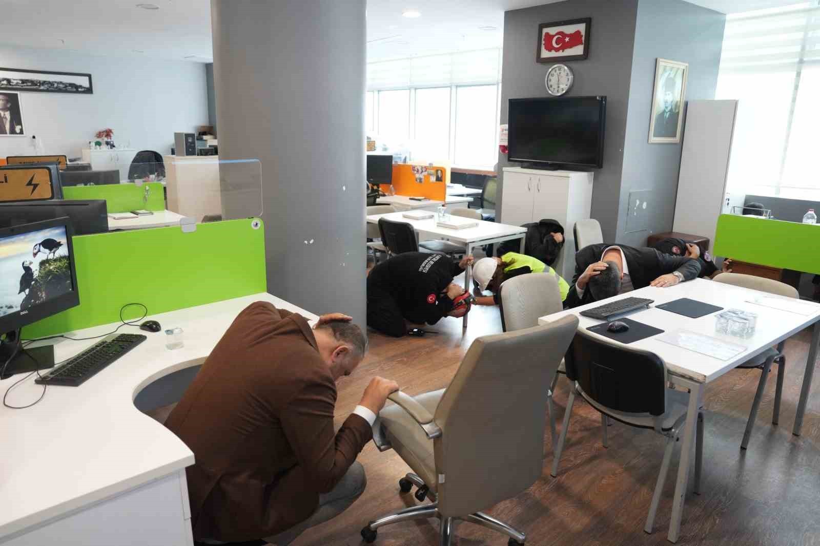 KARTAL BELEDİYESİ, GENİŞ ÇAPLI BİR DEPREM TATBİKATI GERÇEKLEŞTİRDİ.