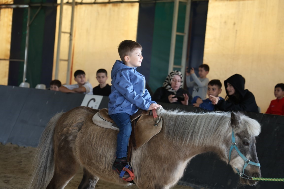 KARTEPE BELEDİYESİ ATLI BİNİCİLİK KULÜBÜ, ARA TATİL BOYUNCA YOĞUN İLGİ GÖRDÜ. TATİLİ...