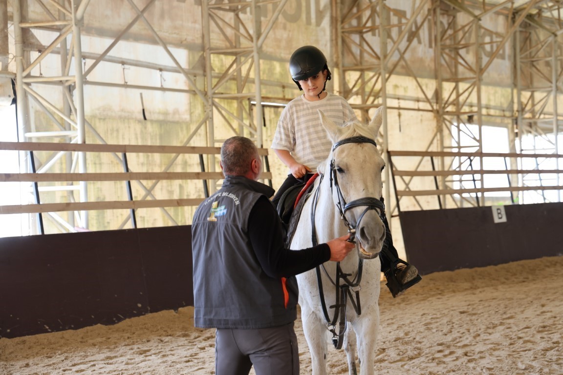 KARTEPE BELEDİYESİ ATLI BİNİCİLİK KULÜBÜ, ARA TATİL BOYUNCA YOĞUN İLGİ GÖRDÜ. TATİLİ...