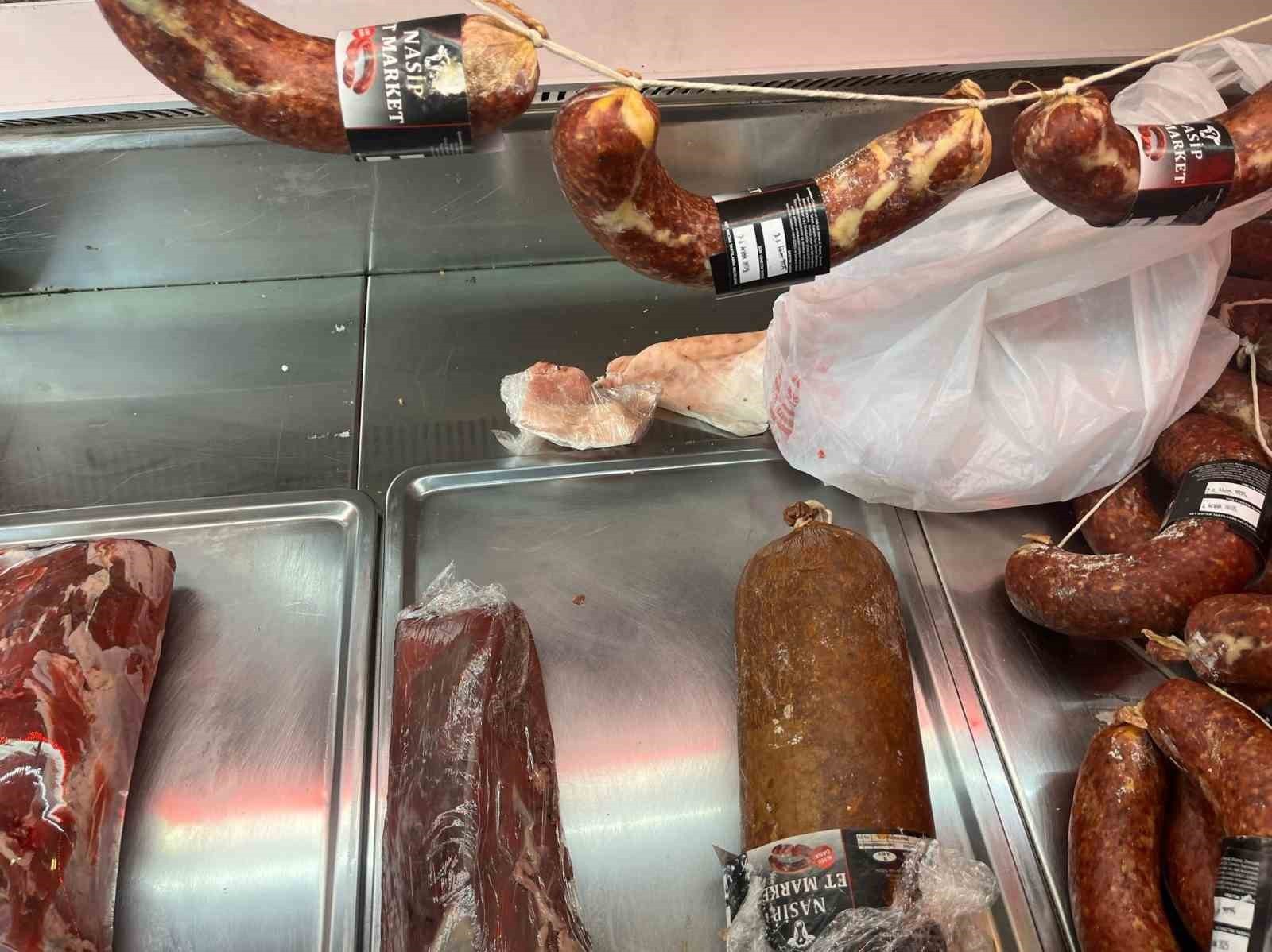 KASAP DÜKKANININ ÜRETİM HANESİNE GİREN ZABITALAR ŞOK OLDU