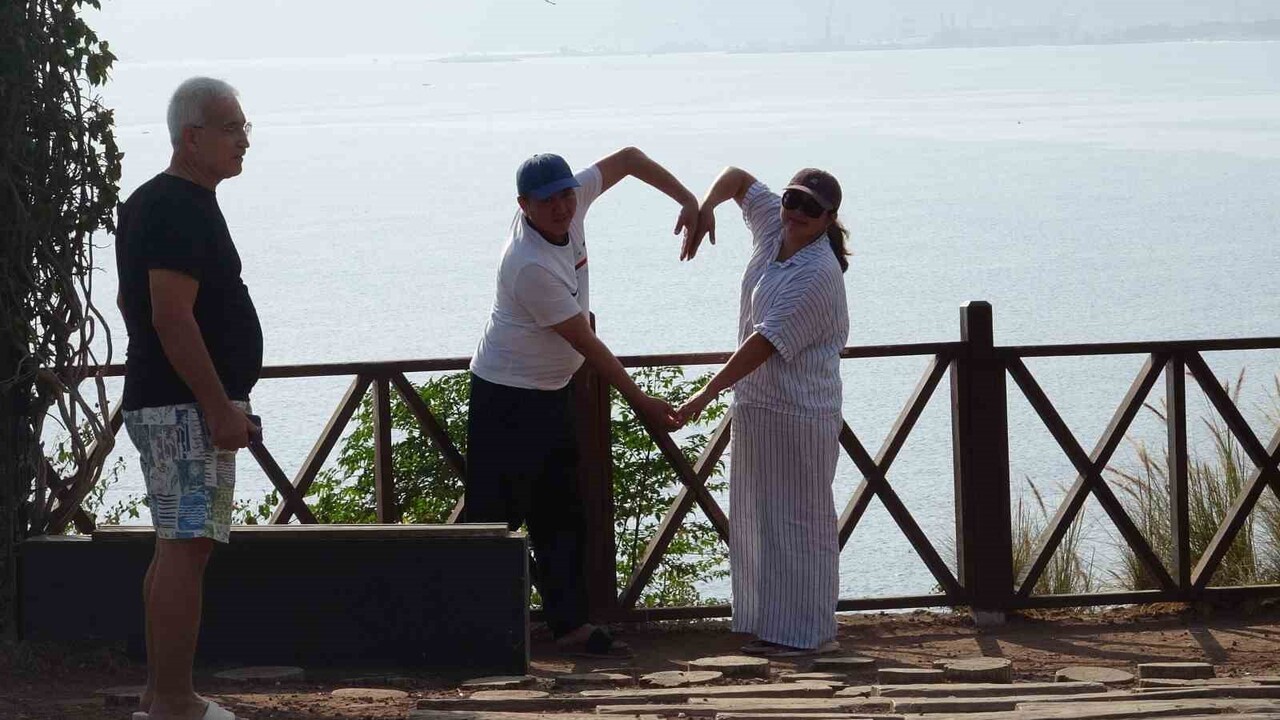 KASIM AYINDA DENİZE GİRİLEN ANTALYA’DA KONYAALTI SAHİLİ ZİYARETÇİ AKININA UĞRADI