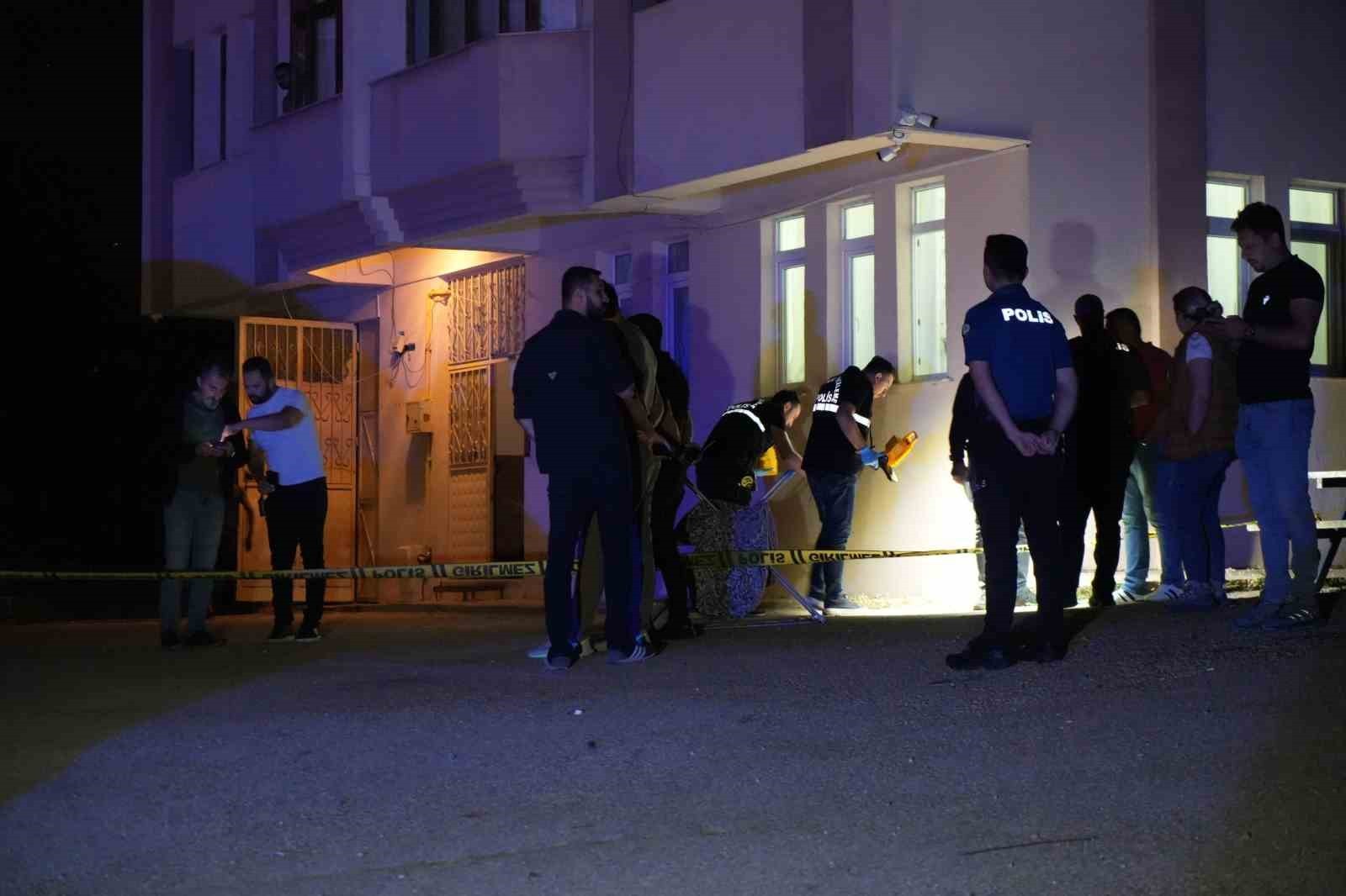 KASTAMONU’DA APARTMAN ÖNÜNDE TARTIŞTIĞI KOMŞULARINA EVİNİN PENCERESİNDEN KURŞUN YAĞDIRAN SANIK...