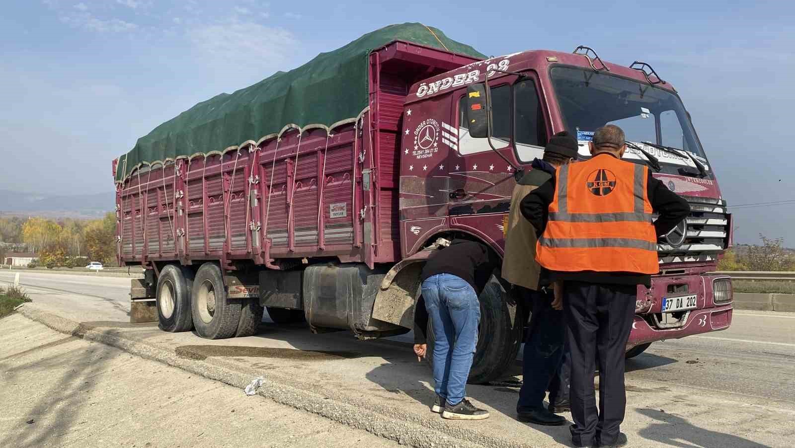 KASTAMONU’DA ARIZA YAPAN OTOMOBİLE KAMYONUN ÇARPMASI NETİCESİNDE MEYDANA GELEN KAZADA 1 KİŞİ AĞIR...