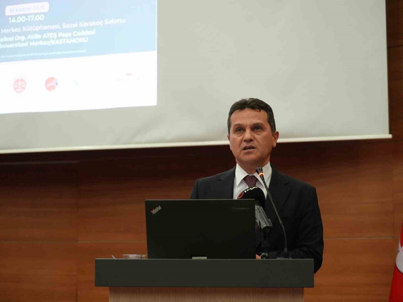 KASTAMONU ÜNİVERSİTESİ’NDE "ULUSLARARASI HUKUK BAĞLAMINDA SAVAŞ VE ÇATIŞMA" KONFERANSINDA KONUŞAN...