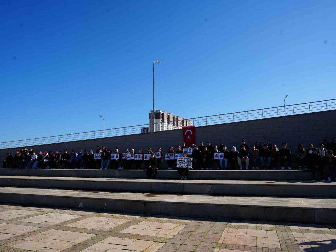 KASTAMONU ÜNİVERSİTESİ ÖĞRENCİLERİ, AZERBAYCAN'DAN TÜRKİYE'YE GELMEKTE OLAN C130 TİPİ ASKERİ KARGO...