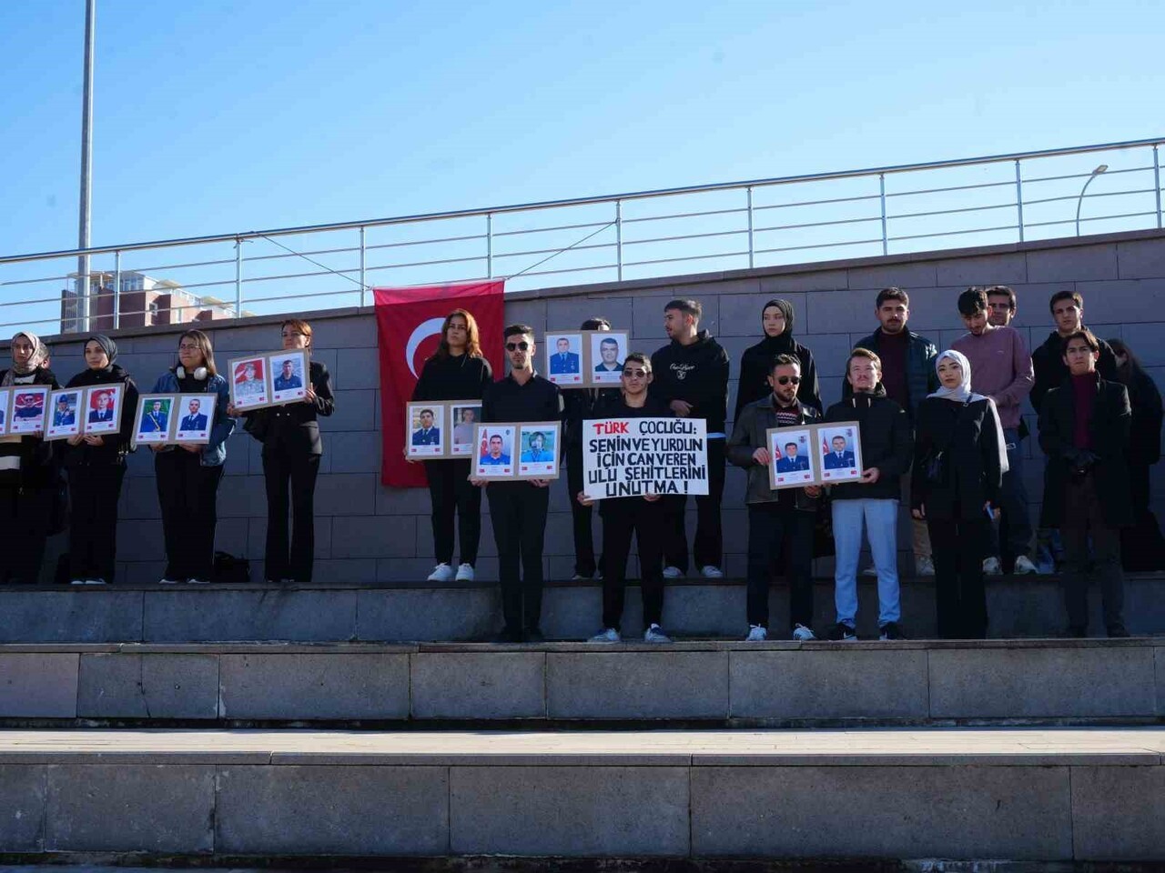 KASTAMONU ÜNİVERSİTESİ ÖĞRENCİLERİ, AZERBAYCAN'DAN TÜRKİYE'YE GELMEKTE OLAN C130 TİPİ ASKERİ KARGO...