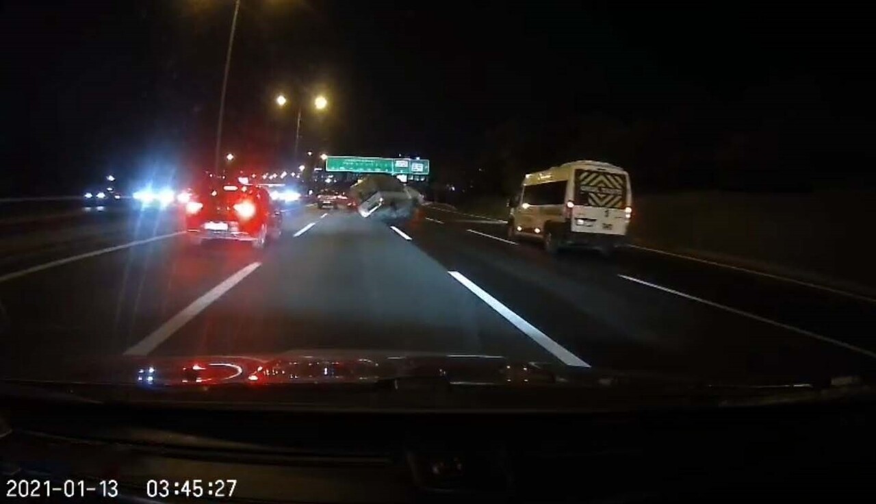 KAVACIK'TA TRAFİKTE ARAÇLARIN ARASINDAN MAKAS ATARAK İLERLEYEN BİR OTOMOBİL, KONTROLÜNÜ KAYBEDEREK...