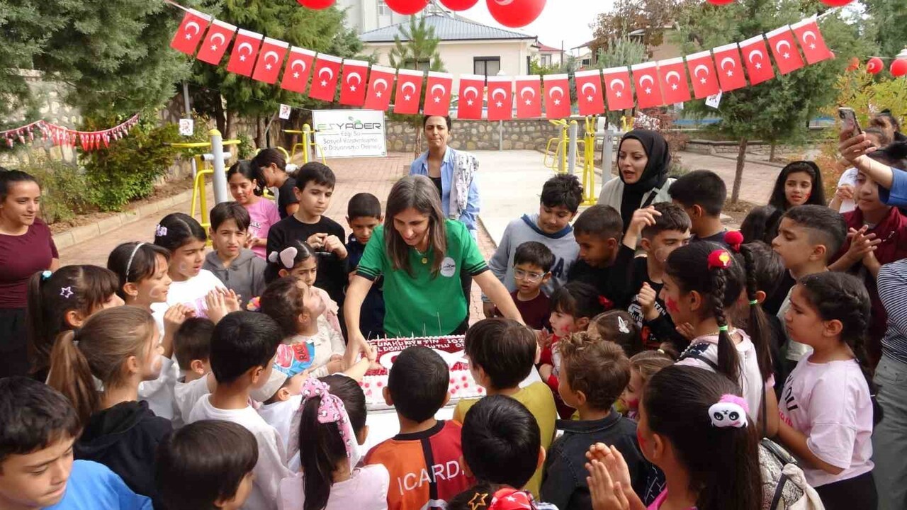 KAYBETTİKLERİ EZGİSU BEBEK ADINA KURULAN EZGİSU SOSYAL YARDIMLAŞMA VE DAYANIŞMA DERNEĞİ...