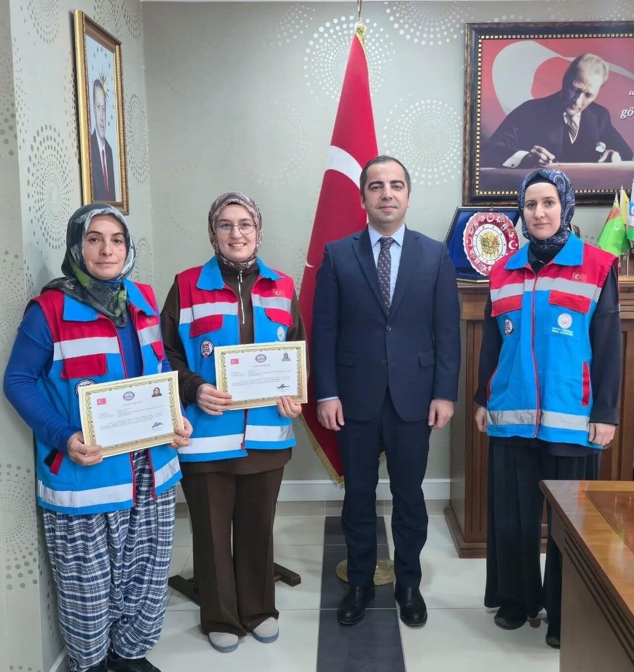 KAYMAKAM UÇAR "VEFA PROJESİ" EKİPLERİNİ ÖDÜLLENDİRDİ