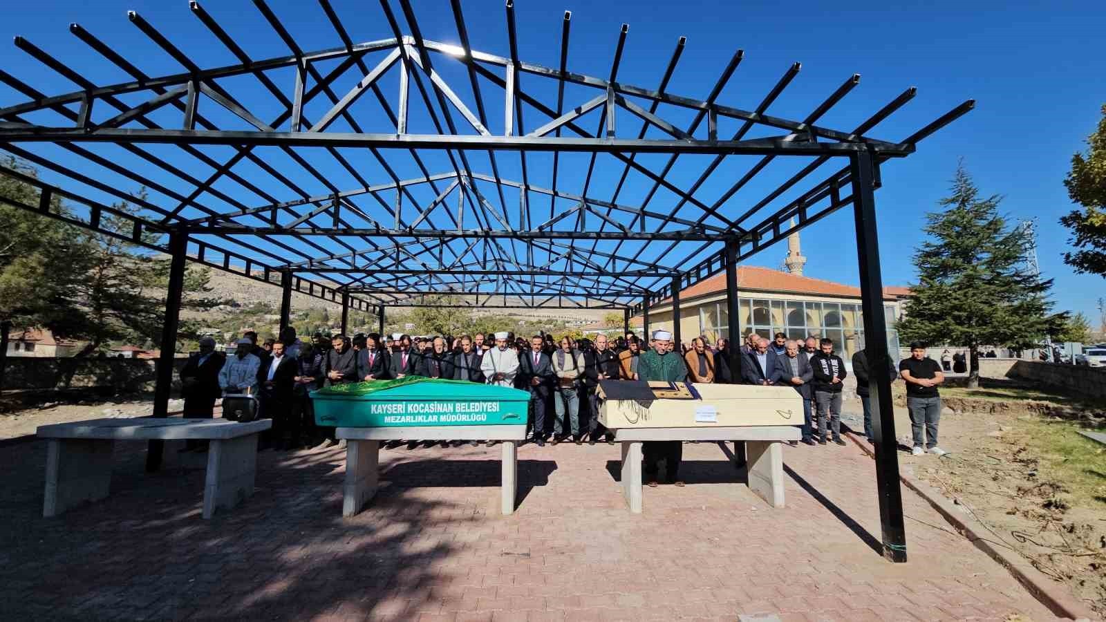 KAYSERİ'DE OKUL DÖNÜŞÜNDE YOLUN KARŞISINA GEÇERKEN KADIN ÖĞRETMENİN SÜRDÜĞÜ ARACIN ÇARPMASI SONUCU...