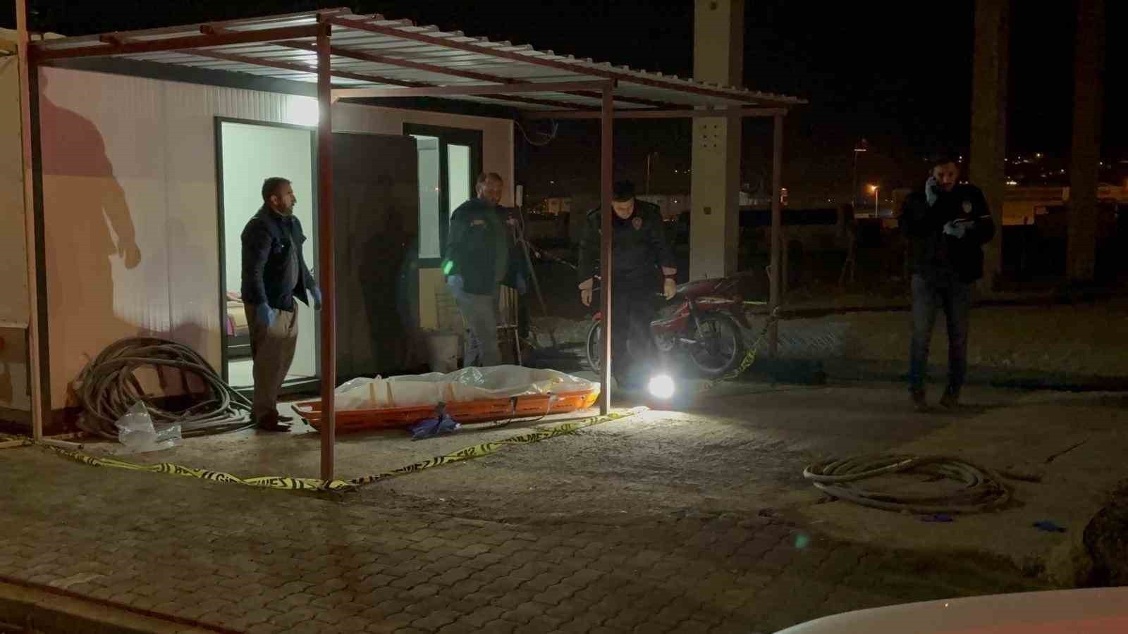 KAYSERİ'NİN KOCASİNAN İLÇESİNDE 60 YAŞINDAKİ ADAM BİR İNŞAATIN BEKÇİ KULÜBESİNİN ÖNÜNDE ÖLÜ...