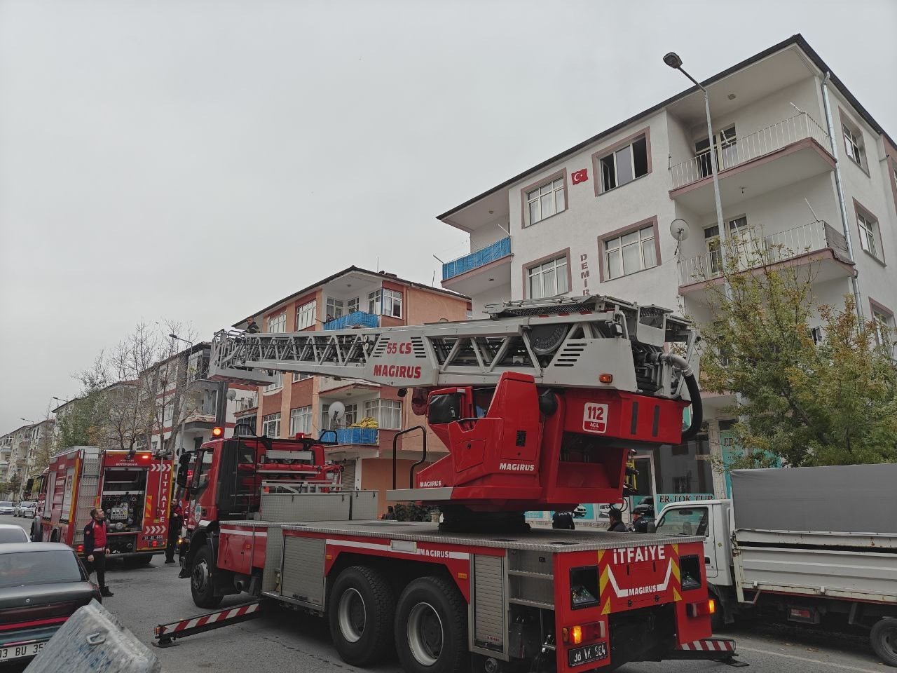 KAYSERİ'NİN KOCASİNAN İLÇESİNDE KENDİNİ KİLİTLEDİKTEN SONRA EVİ ATEŞE VEREN BİR ŞAHIS, EKİPLER...