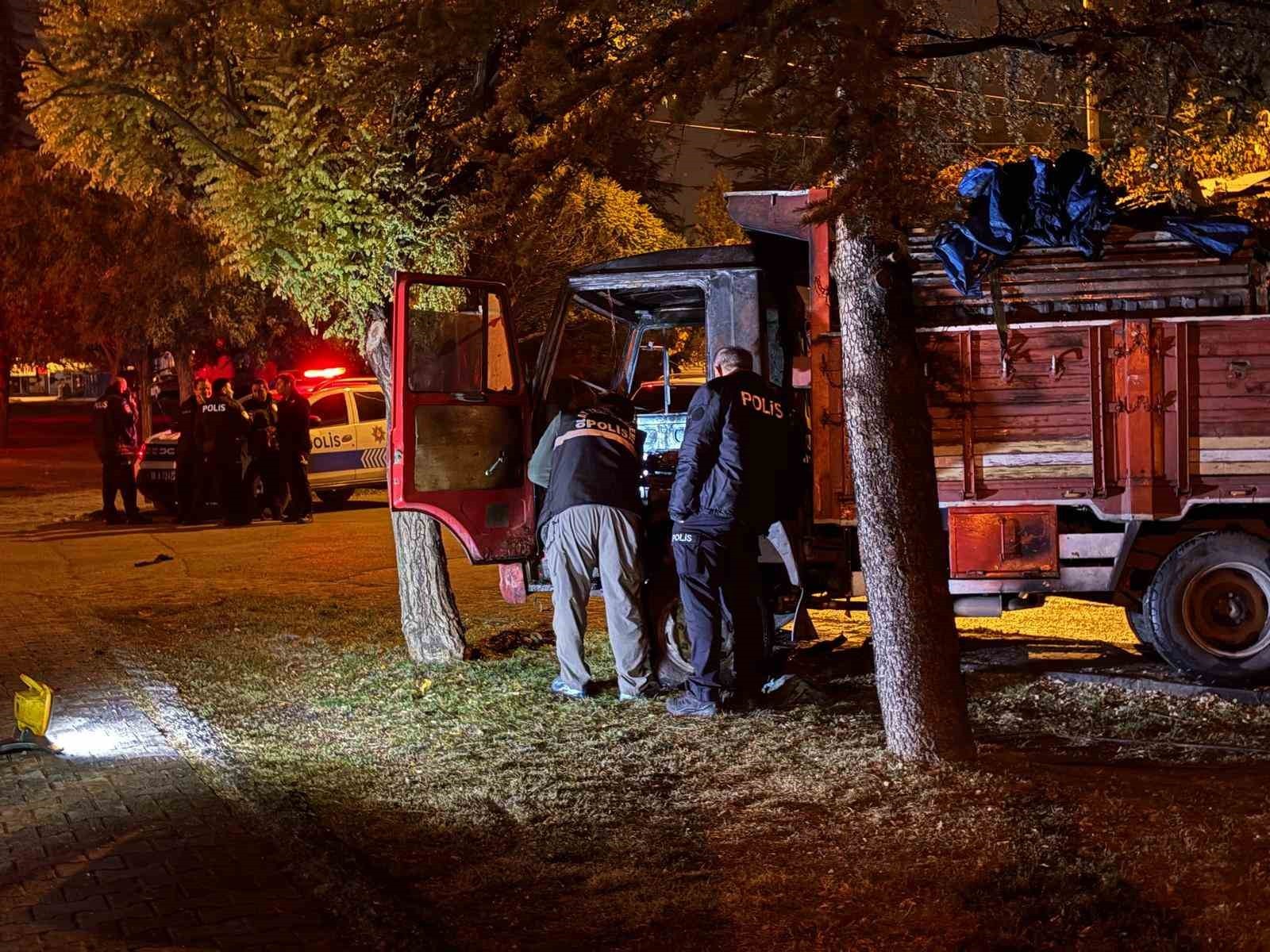 KAYSERİ'NİN MELİKGAZİ İLÇESİNDE AYNI KİŞİYE AİT PARK HALİNDEKİ KAMYON VE TİCARİ ARAÇ ALEV ALDI....