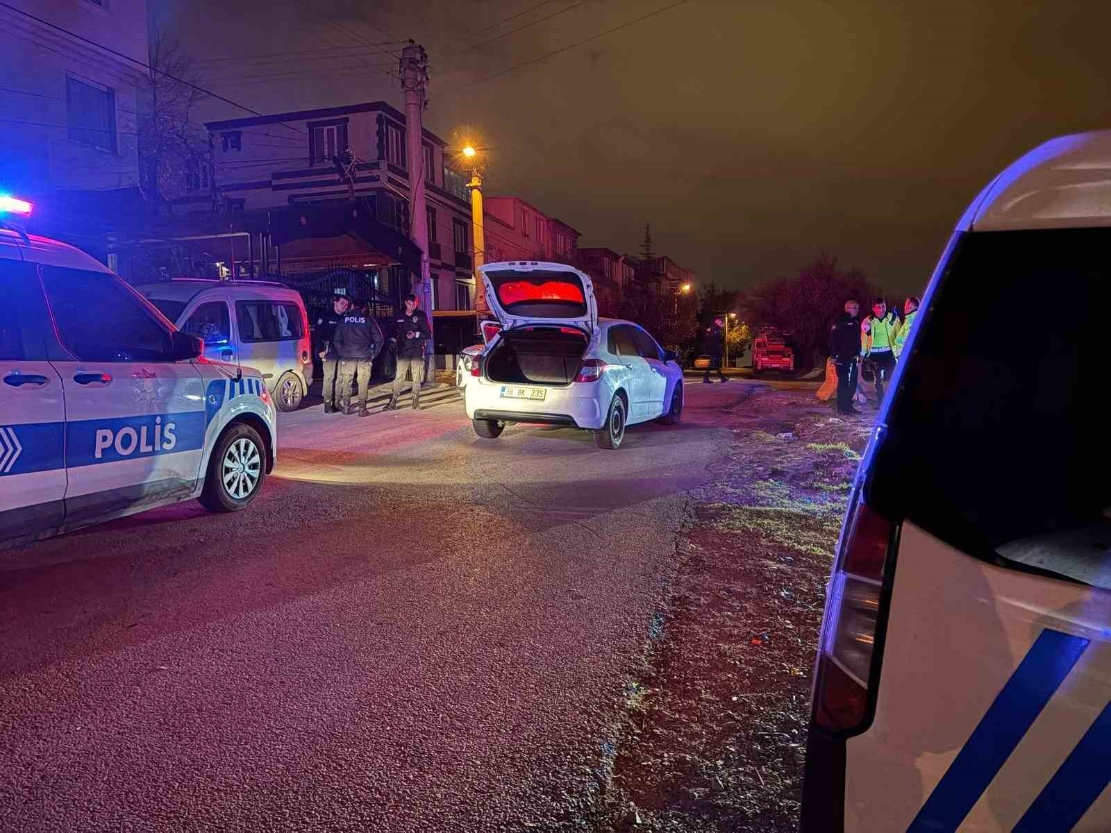 KAYSERİ'NİN MELİKGAZİ İLÇESİNDE POLİS EKİPLERİNİN ‘DUR' İHTARINA UYMAYAN OTOMOBİL SÜRÜCÜSÜ...