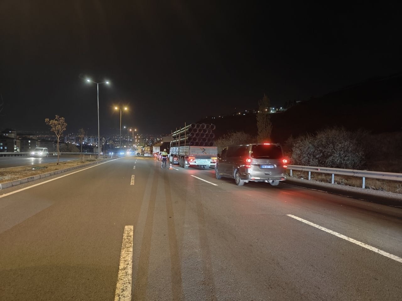 KAYSERİ'NİN MELİKGAZİ İLÇESİNDE RAMPA AŞAĞI İNEN TIR MAKASLARKEN, ÜZERİNDE YÜKLÜ ONLARCA KİLO...