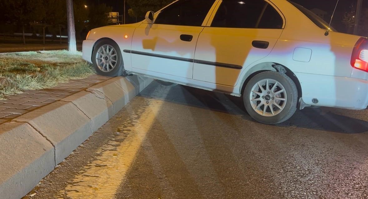 KAYSERİ’DE DİREKSİYON BAŞINDA UYUYAN ALKOLLÜ SÜRÜCÜ KALDIRIMA ÇIKTIKTAN SONRA UYUMAYA DEVAM ETTİ....