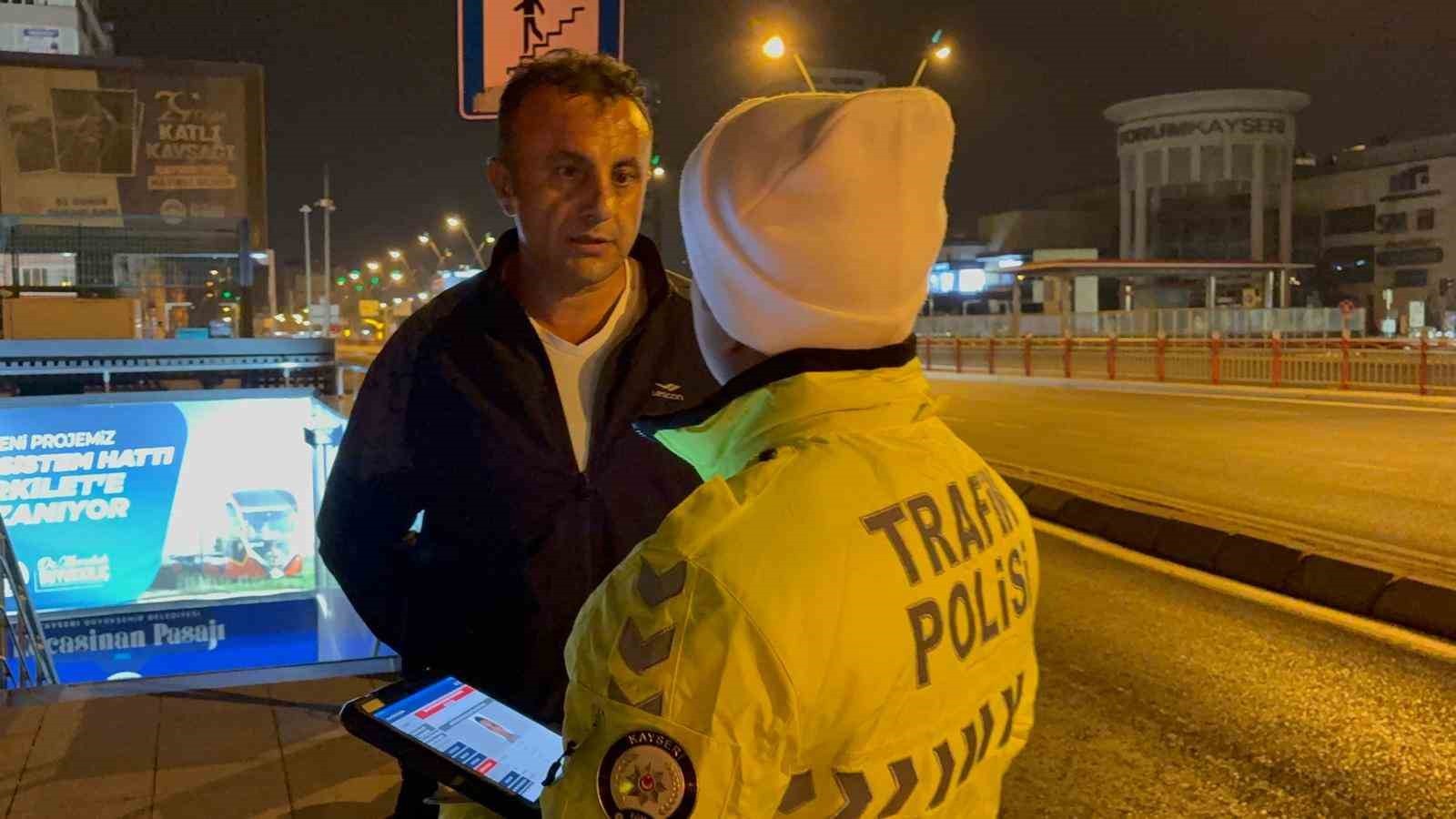 KAYSERİ’DE UYGULAMA YAPAN EKİPLER TARAFINDAN DURDURULAN OTOMOBİLİN SÜRÜCÜSÜ EHLİYETİNİN EVDE...