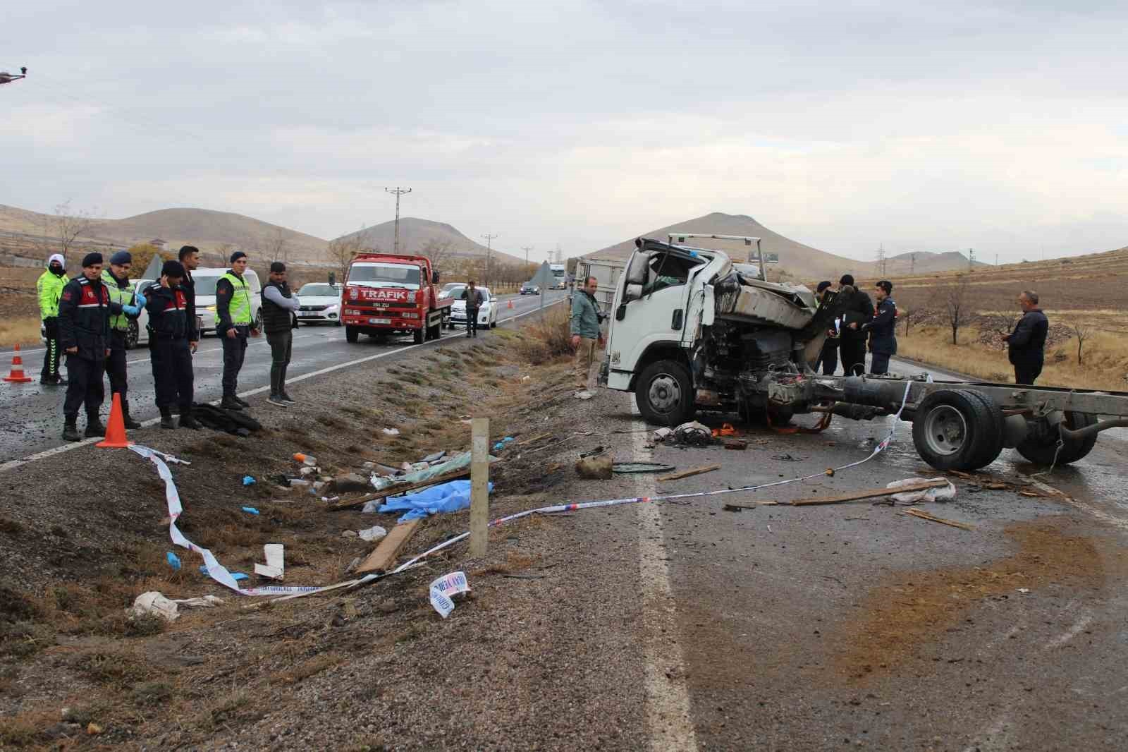 KAYSERİ’NİN İNCESU İLÇESİNDE KAMYONETİN KONTROLÜNÜ KAYBEDEREK REFÜJE DEVRİLMESİNİN ARDINDAN DURAN...