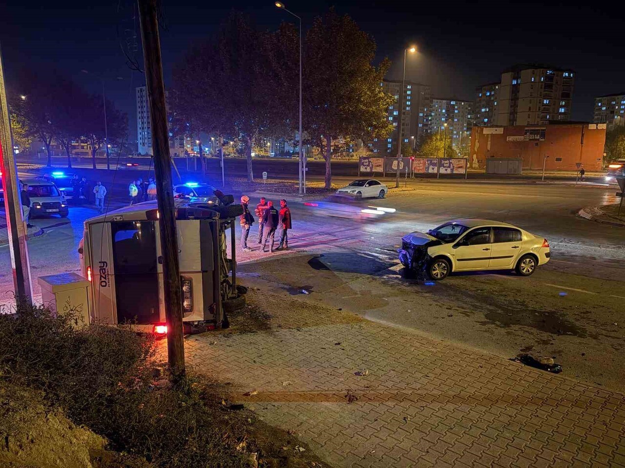 KAYSERİ’NİN KOCASİNAN İLÇESİNDE OTOMOBİLİN SERVİSE ÇARPMASI SONUCU MEYDANA GELEN TRAFİK KAZASINDA...