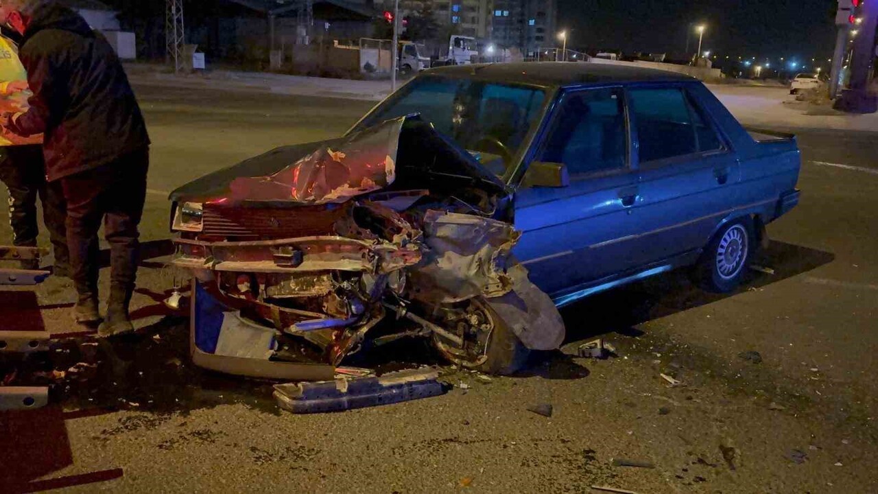 KAYSERİ’NİN MELİKGAZİ İLÇESİNDE BİR OTOMOBİL KAVŞAKTA BAŞKA BİR OTOMOBİLE ÇARPTIKTAN SONRA KARŞI...