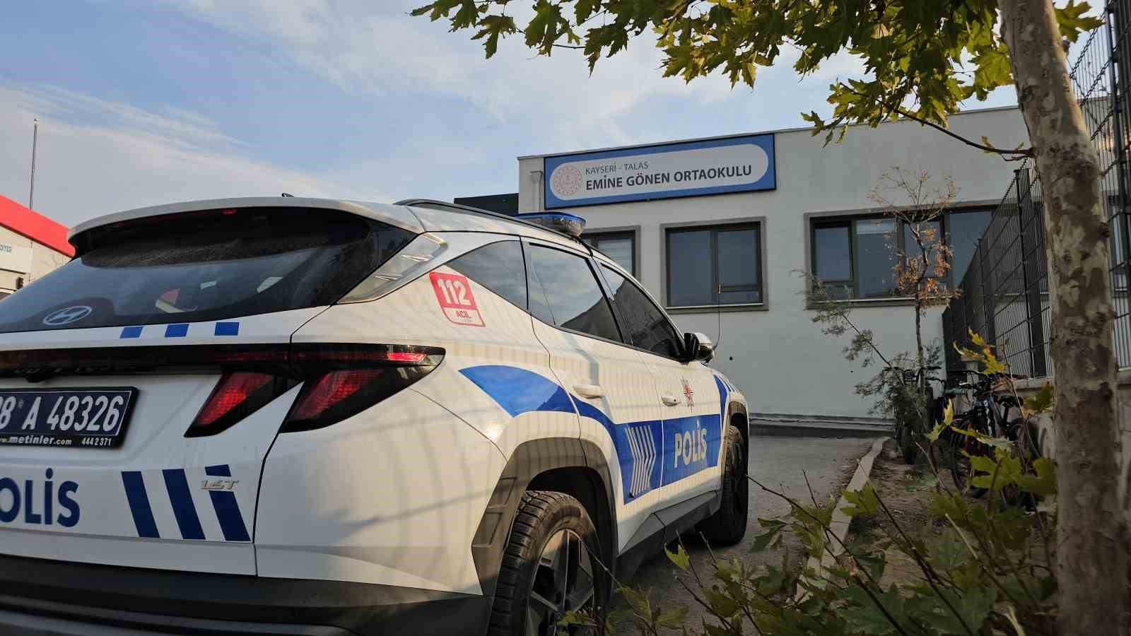 KAYSERİ’NİN TALAS İLÇESİNDE BİR ORTAOKULDA YAPILAN SUCUK FESTİVALİNDE ÖĞRENCİLER...