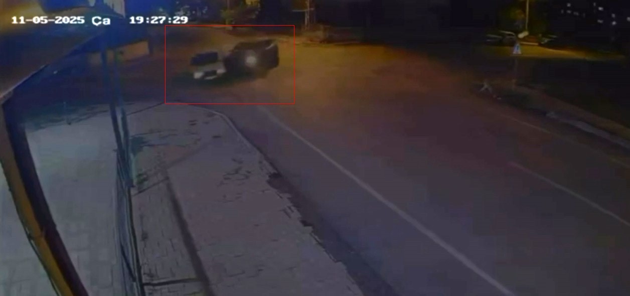 KAZA ANI, ÇEVREDEKİ BİR İŞ YERİNİN GÜVENLİK KAMERASINA YANSIDI.