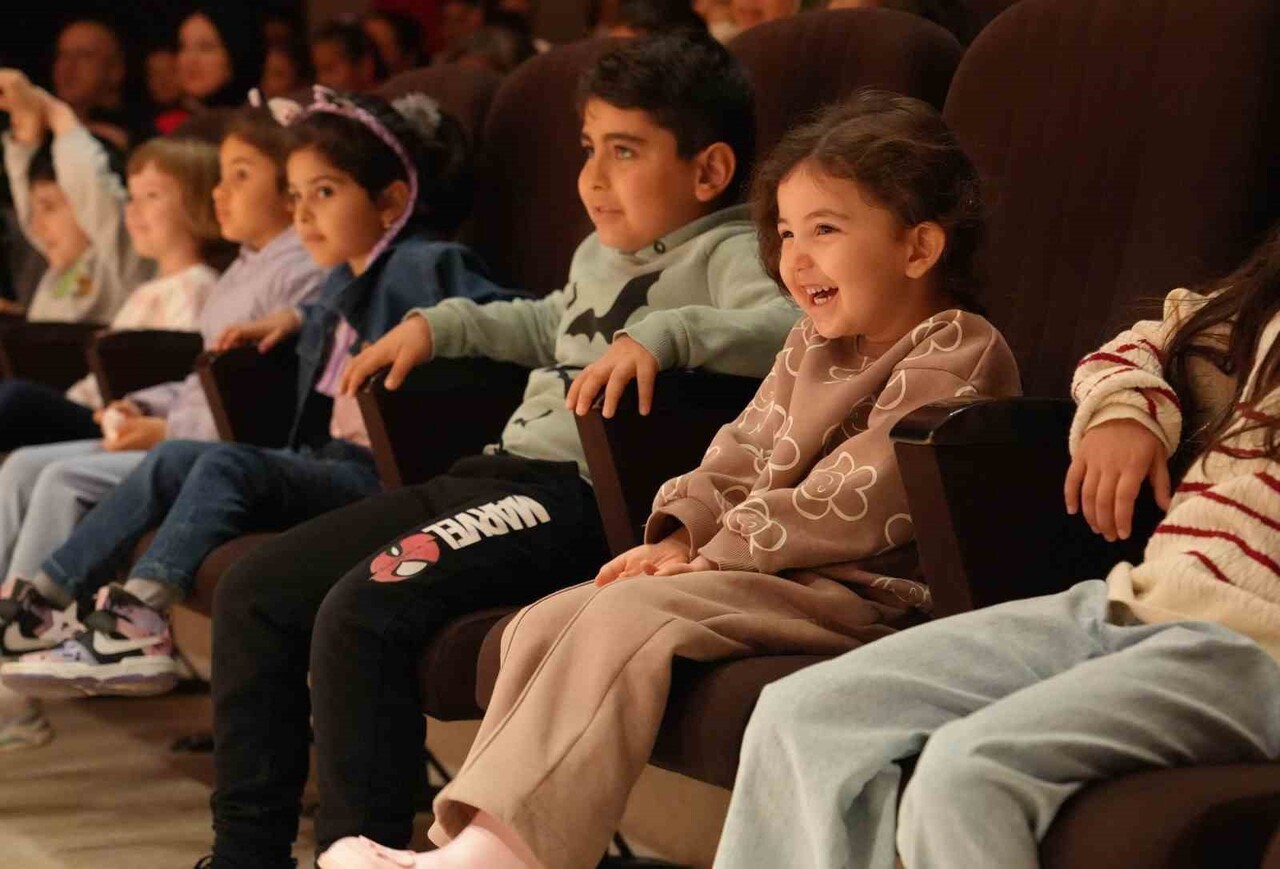 KEÇİÖREN BELEDİYESİ ŞEHİR TİYATROLARI'NIN NECİP FAZIL KISAKÜREK TİYATRO SALONU’NDA SAHNELEDİĞİ...