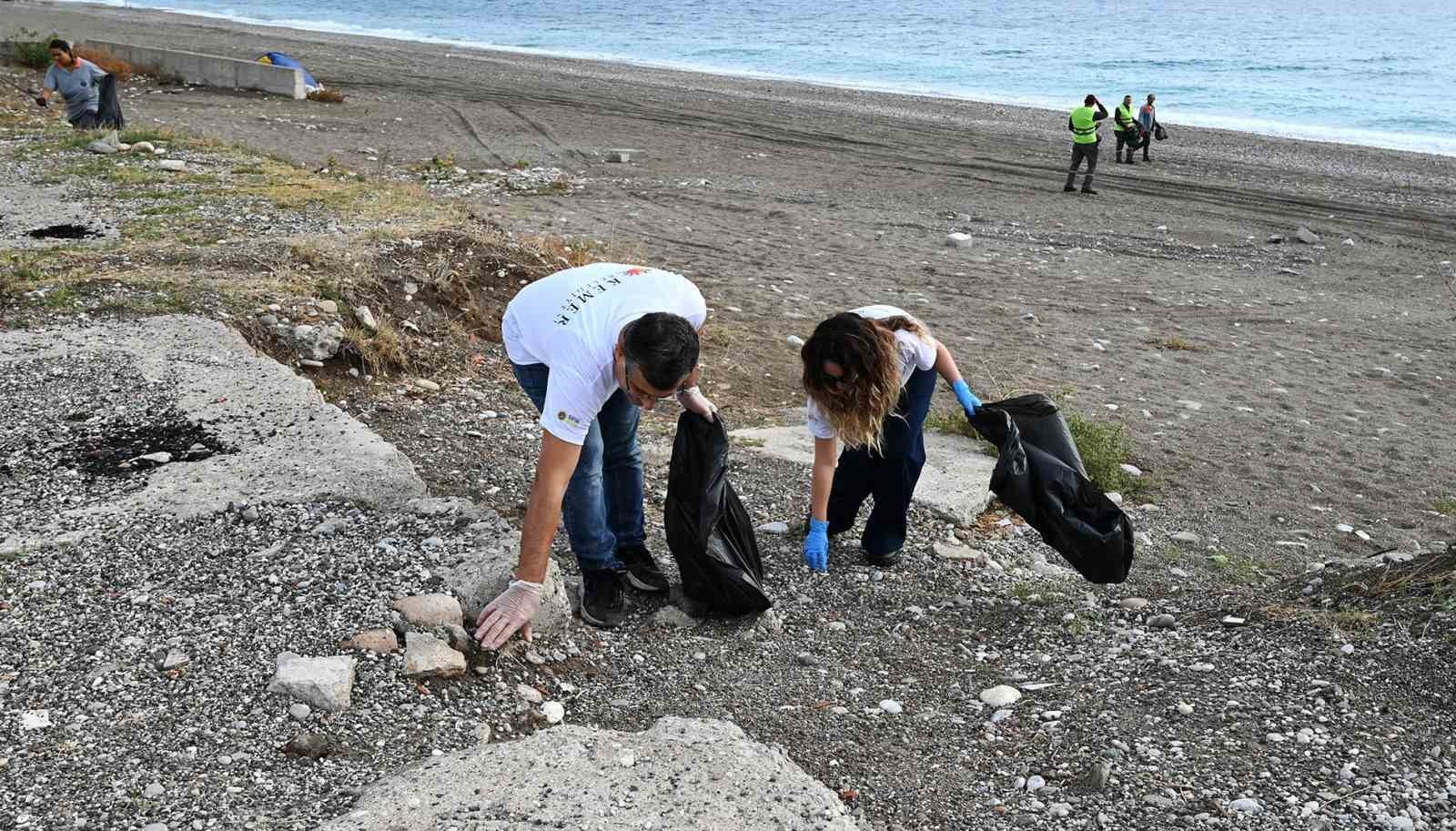 KEMER BELEDİYESİ TARAFINDAN "DAHA TEMİZ BİR KEMER" SLOGANIYLA ÇAMYUVA SAHİLİNDE TEMİZLİK ETKİNLİĞİ...