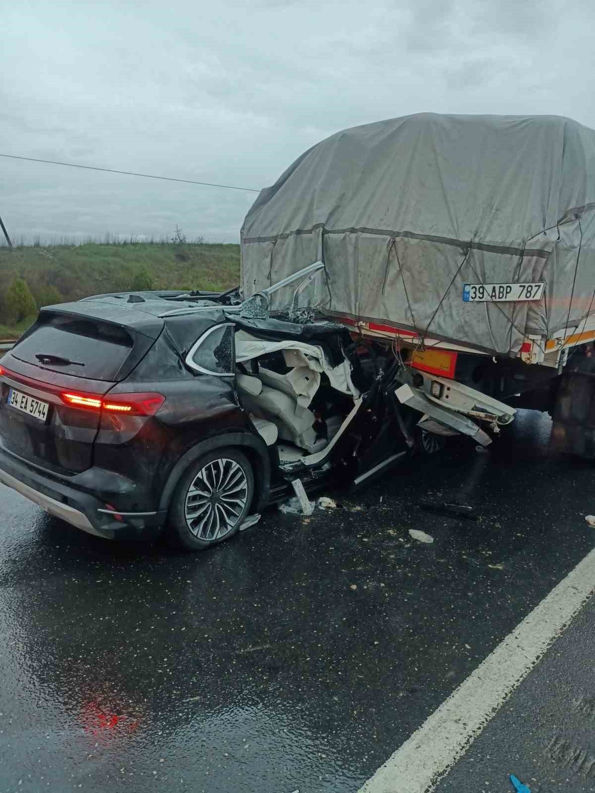 KEŞAN’DA TIRIN DORSESİNE ÇARPAN OTOMOBİLDE 3 KİŞİ YARALANDI