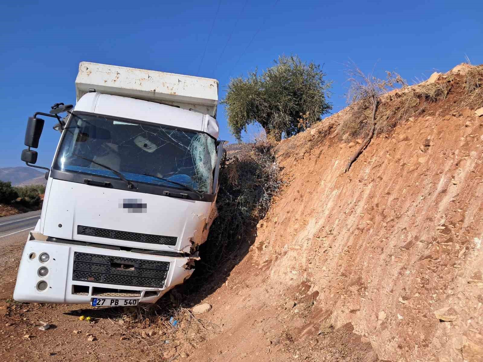 KİLİS-HATAY KARA YOLUNUN 20’NCİ KİLOMETRESİNDE KAMYON, TIR VE BETON MİKSERİNİN KARIŞTIĞI KAZADA...