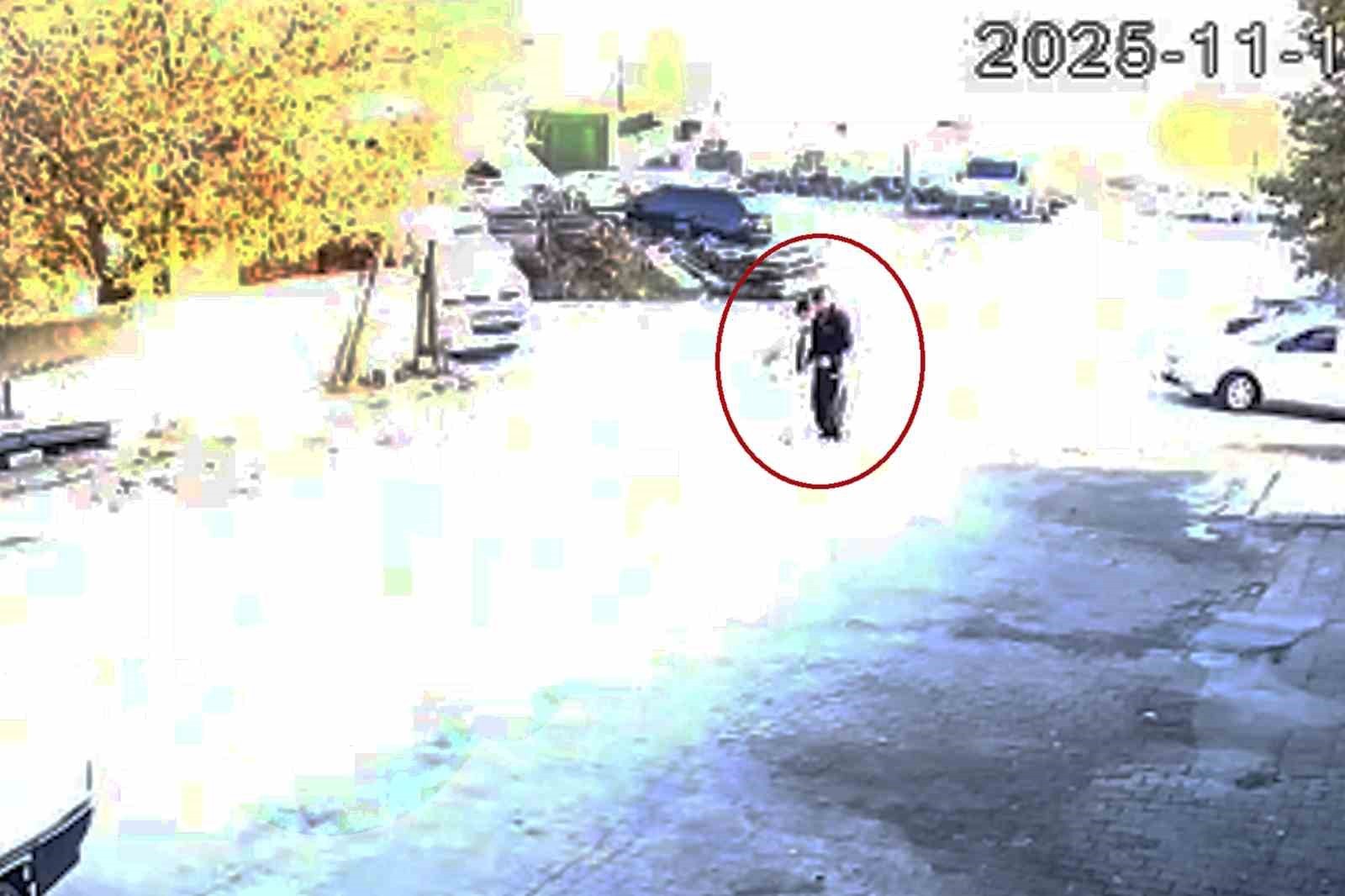 KIRIKKALE’DE "ÇAKMAK" BAHANESİYLE YAKLAŞARAK BİR GENCİ BAŞ BÖLGESİNDEN BIÇAKLA YARALAYAN ŞÜPHELİ...