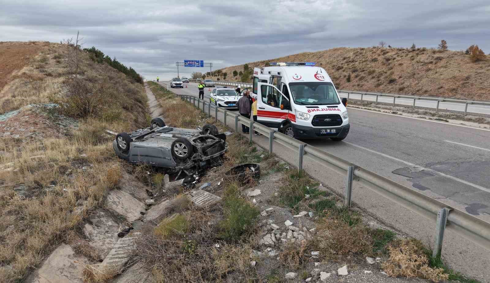 KIRIKKALE’DE SEYİR HALİNDEKİ BİR OTOMOBİL, ARKADAN BAŞKA BİR OTOMOBİLİN ÇARPMASIYLA BARİYERLERİ...