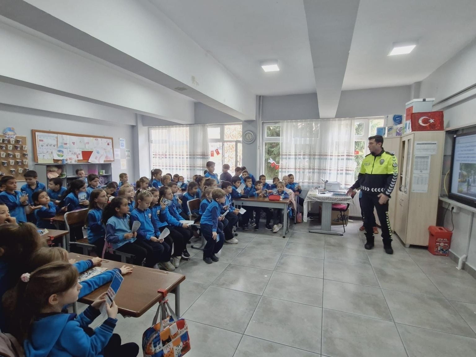 KIRKLARELİ'NİN VİZE İLÇESİNDE İLKOKUL ÖĞRENCİLERİNE "7-11 YAŞ ÇOCUKLAR İÇİN TRAFİK DEDEKTİFLERİ...