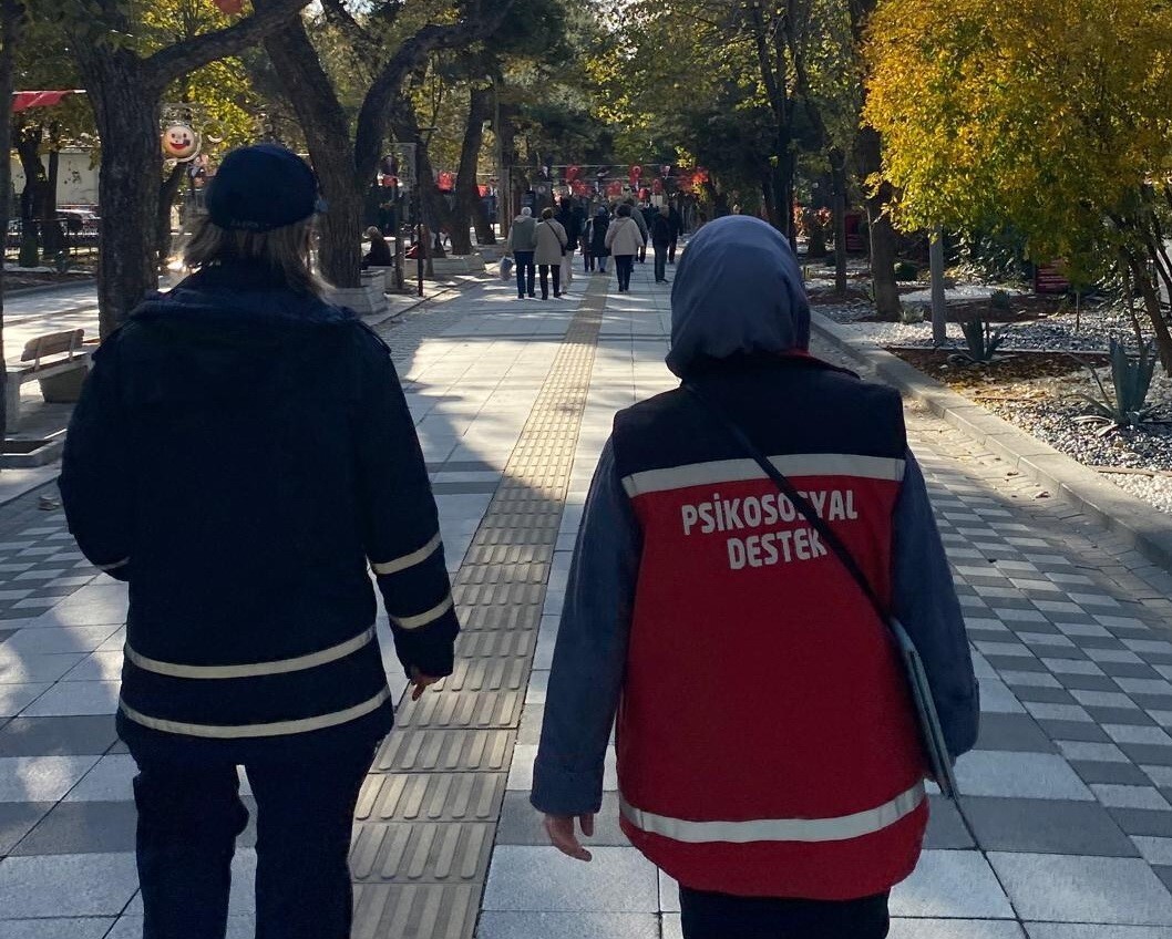 KIRKLARELİ ŞEHİR MERKEZİNDE, VATANDAŞLARIN DUYGULARINI İSTİSMAR EDEN SOKAKTA ÇALIŞAN VE DİLENEN...