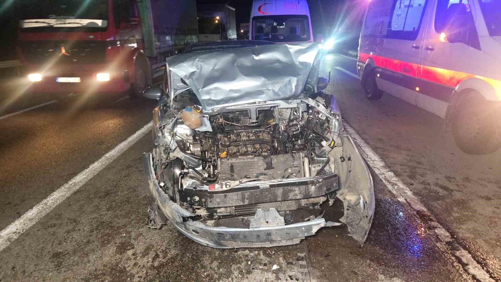 KIRMIZI IŞIKTA DURAN OTOMOBİLE ARKADAN ÇARPTI: 1'İ ÇOCUK 5 YARALI