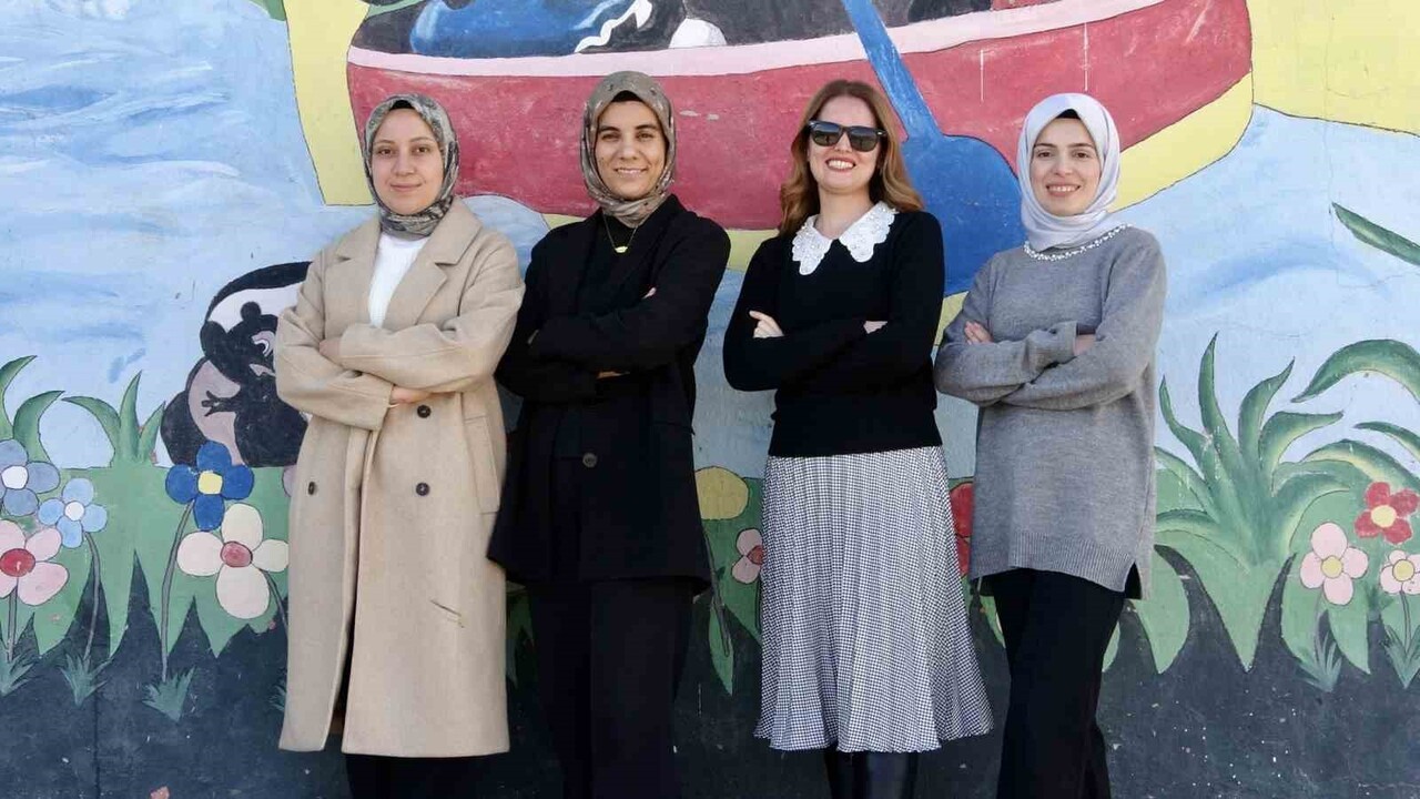 KIRSALIN DÖRT MELEK ÖĞRETMENİ, KÖY ÇOCUKLARININ GELECEĞİNİ OMUZLARINDA TAŞIYOR