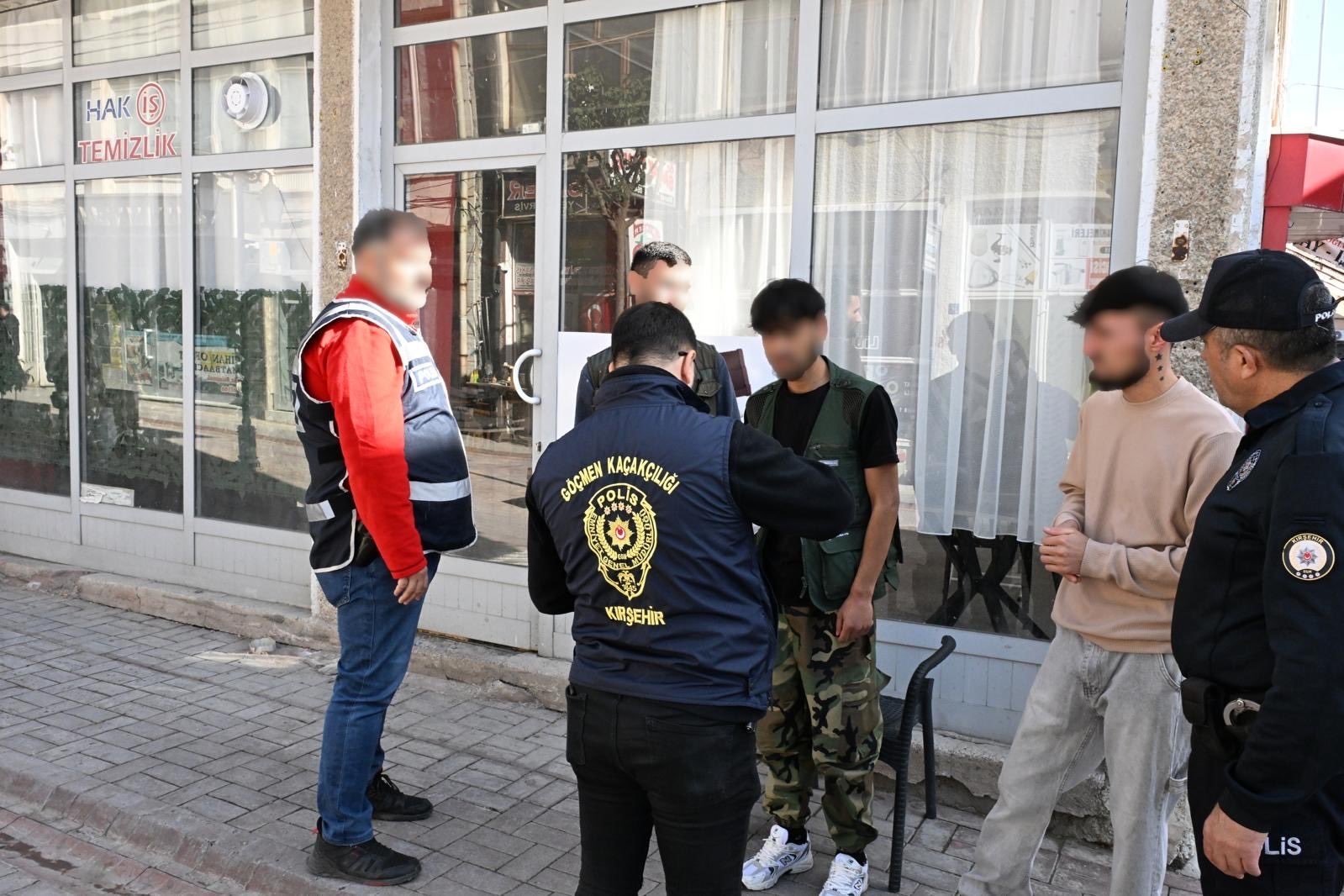 KIRŞEHİR’DE GÖÇMEN KAÇAKÇILIĞIYLA MÜCADELE VE HUDUT KAPILARI ŞUBE MÜDÜRLÜĞÜ EKİPLERİNCE, İL...