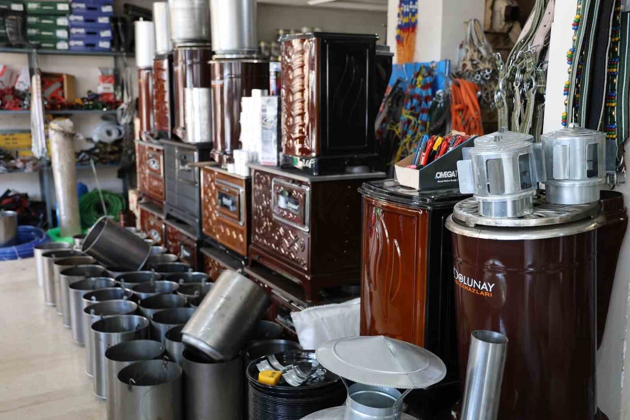 KIRŞEHİR’İN TARİHİ UZUN ÇARŞISI’NDA HAVALARIN SOĞUMASIYLA BİRLİKTE SOBA VE KOVA SATIŞLARI...