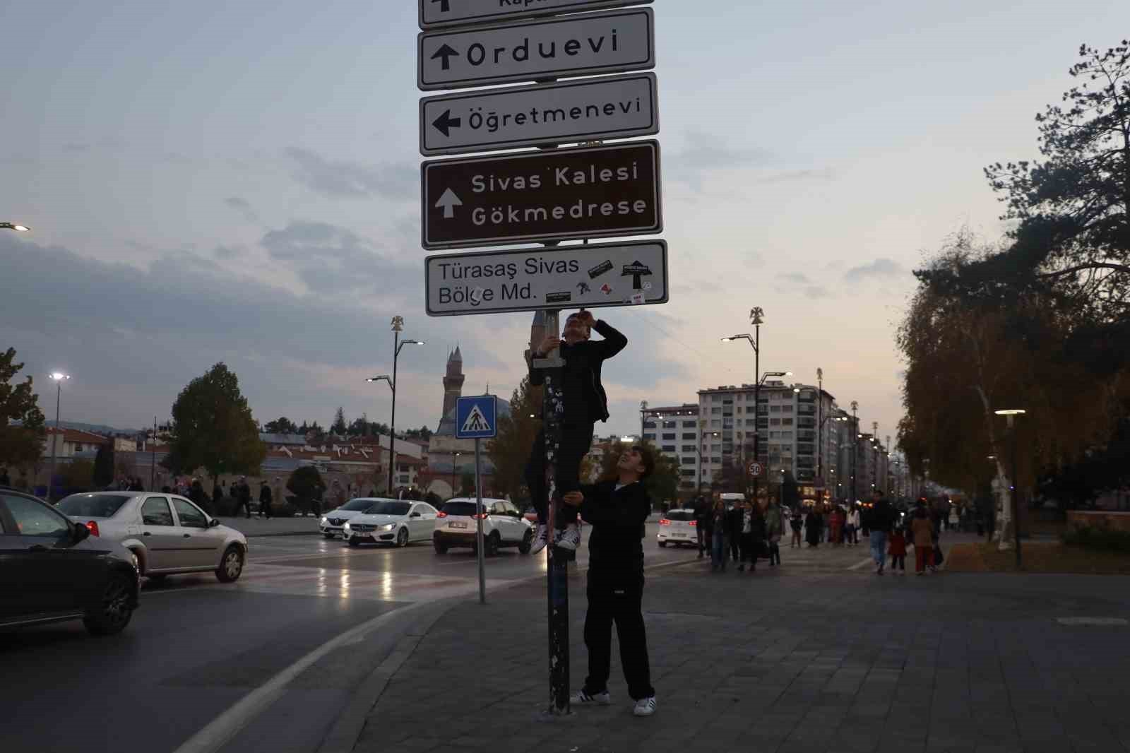 KIZILAY’DA BAŞLAYAN AKIM SİVAS’A SIÇRADI, AKIM GENÇLERİ İKİYE BÖLERKEN KİMİSİ SİVAS’I TEMSİL DEDİ...