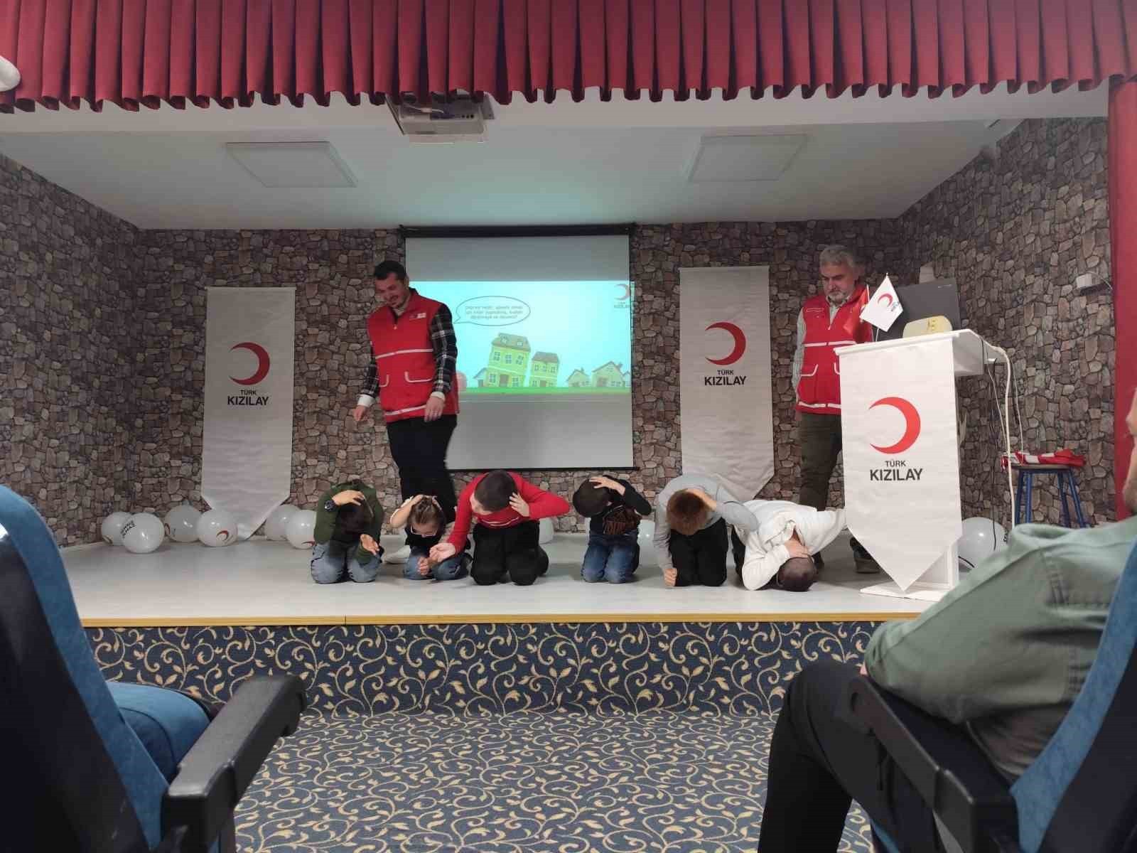 KIZILAY HAFTASI ETKİNLİKLERİ KAPSAMINDA TEPEBAŞI KIZILAY ŞUBESİ, AFET BİLİNCİNİ ARTIRMAK VE...