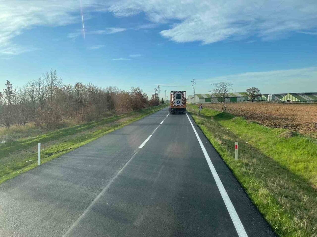KIZILCIKDERE-DEVEÇATAĞI KÖY YOLUNDA YOL ÇİZGİ ÇALIŞMASI TAMAMLANDI.