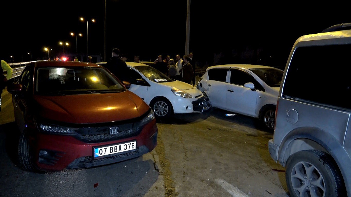 KIZILIRMAK CADDESİ’NDEN ADNAN MENDERES BULVARI’NA ÇIKAN OTOMOBİLİN KONTROLDEN ÇIKMASI ZİNCİRLEME...