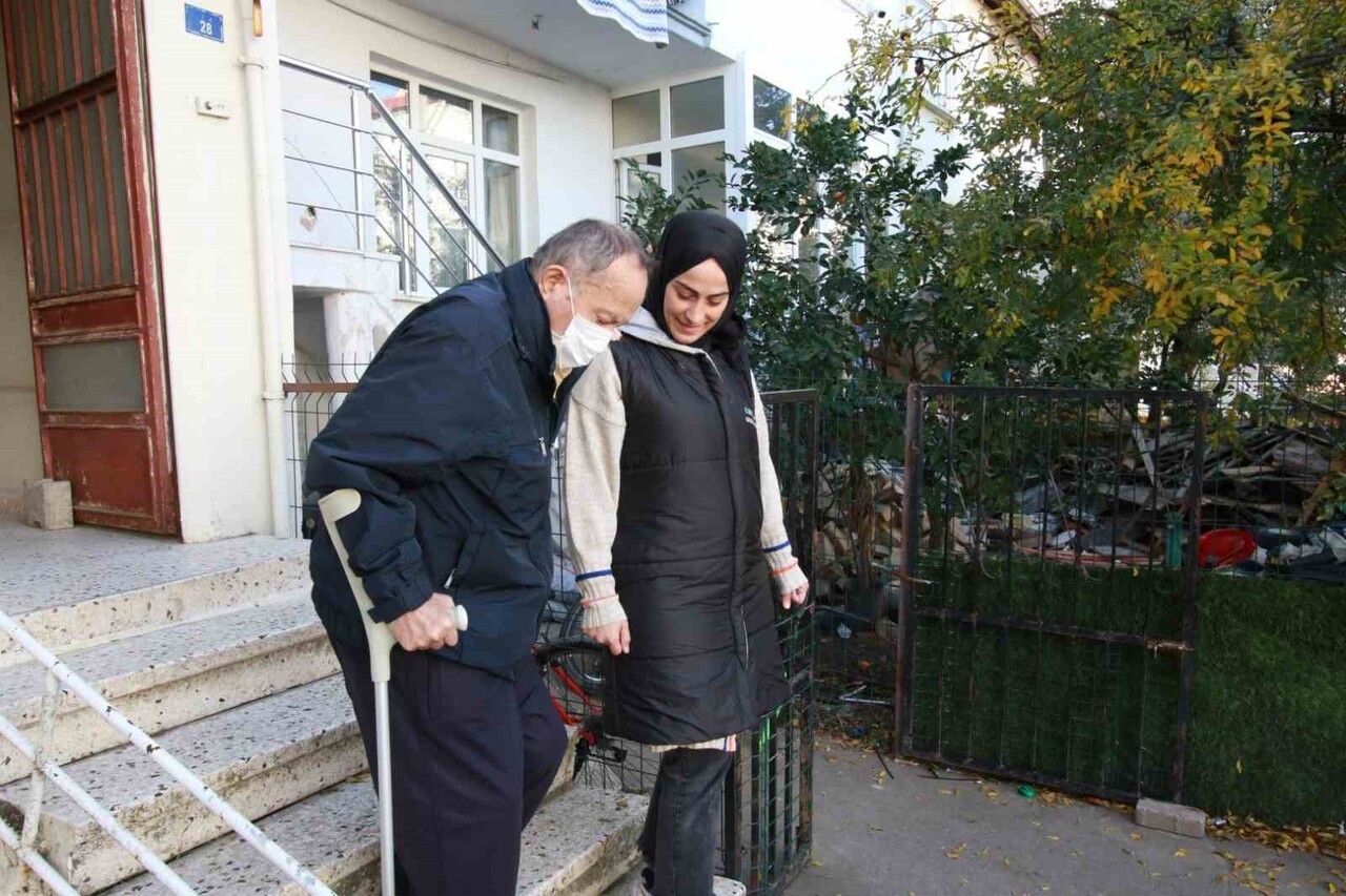 KOCAELİ'DE YÜRÜTÜLEN "GENİŞ AİLEM PROJESİ" KAPSAMINDA, KENTTE YAŞAYAN ENGELLİ VE 65 YAŞ ÜSTÜ...