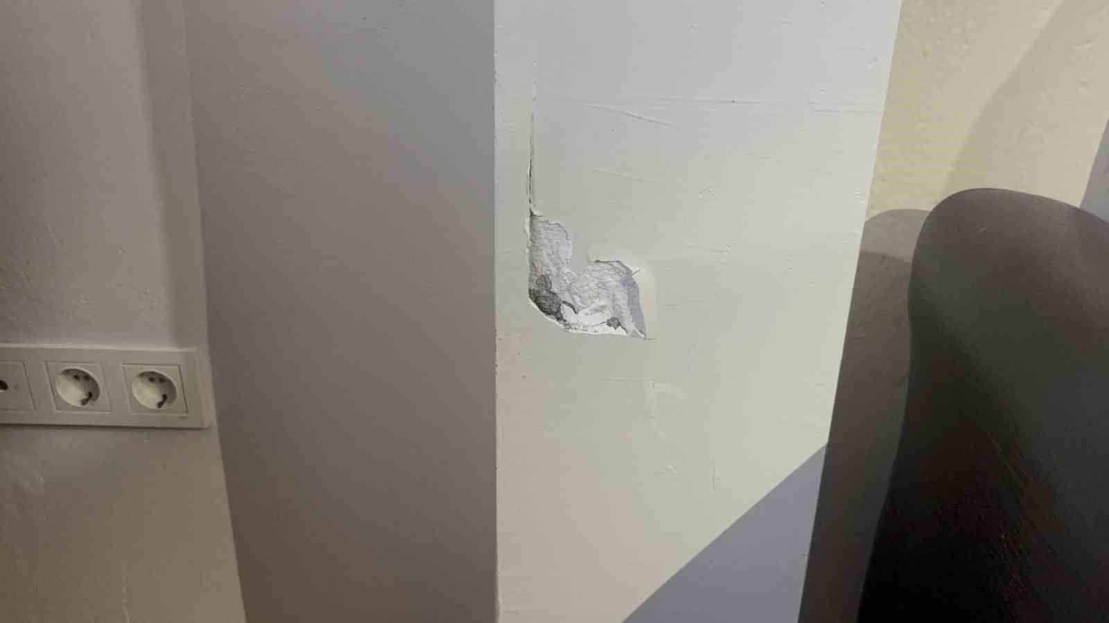 KOCAELİ'NİN DARICA İLÇESİNDE KOLONLARINDA ÇATLAKLAR TESPİT EDİLEN BİR BİNA TEDBİR AMACIYLA...