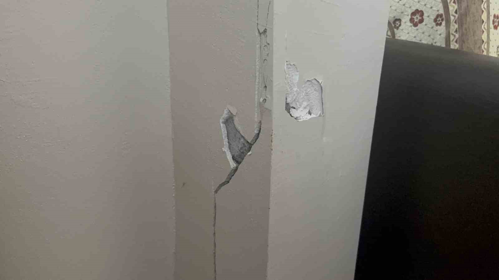 KOCAELİ'NİN DARICA İLÇESİNDE KOLONLARINDA ÇATLAKLAR TESPİT EDİLEN BİR BİNA TEDBİR AMACIYLA...