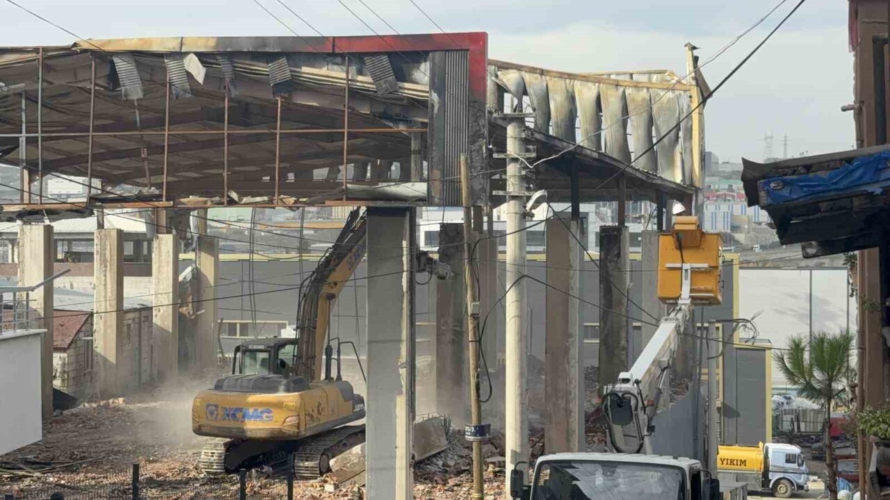 KOCAELİ'NİN DİLOVASI İLÇESİNDE ÇIKAN YANGINDA 7 İŞÇİNİN ÖLDÜĞÜ, 6'SININ İSE YARALANDIĞI PARFÜM...