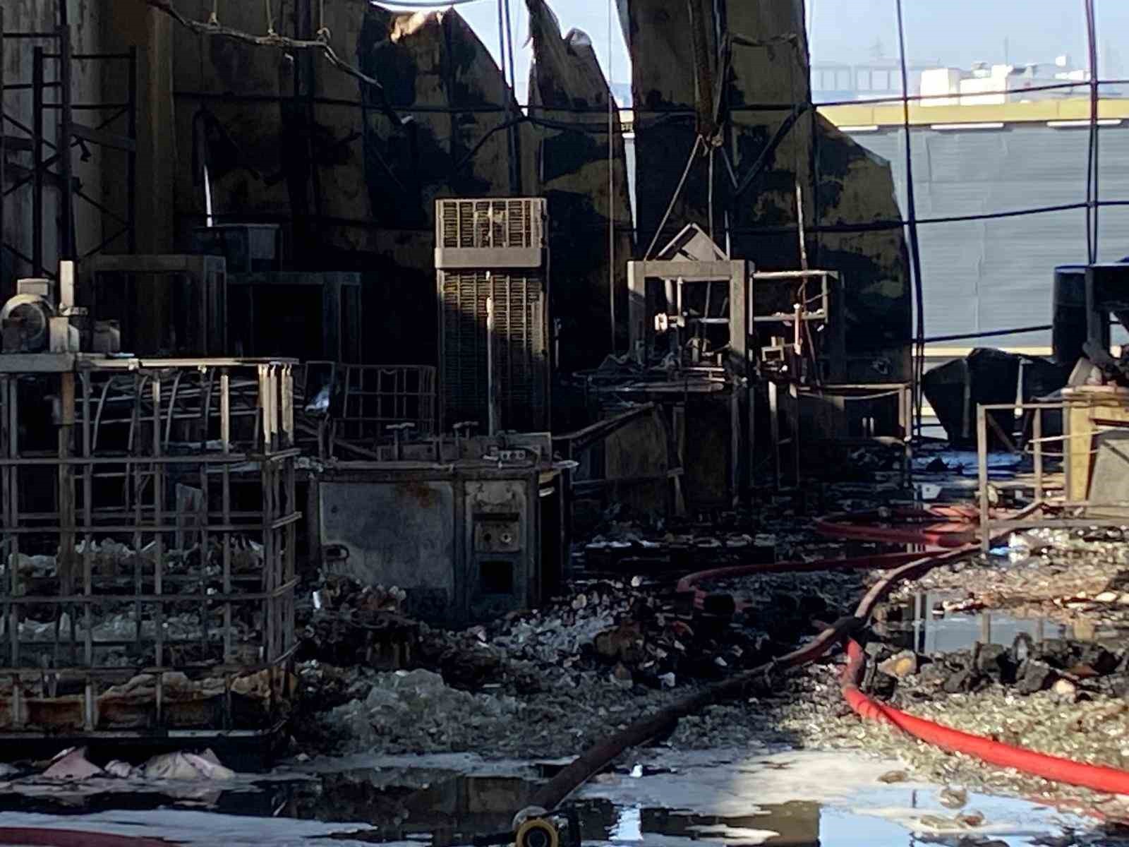 KOCAELİ'NİN DİLOVASI İLÇESİNDE PARFÜM DOLUM TESİSİNDE ÇIKAN YANGINI GÖREN VE YARALI BİR KİŞİYE...