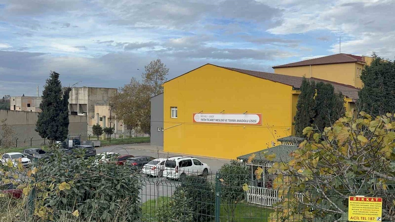 KOCAELİ'NİN GEBZE İLÇESİNDE MİDE BULANTISI VE KUSMA ŞİKAYETİYLE HASTANEYE BAŞVURAN 15 LİSE...