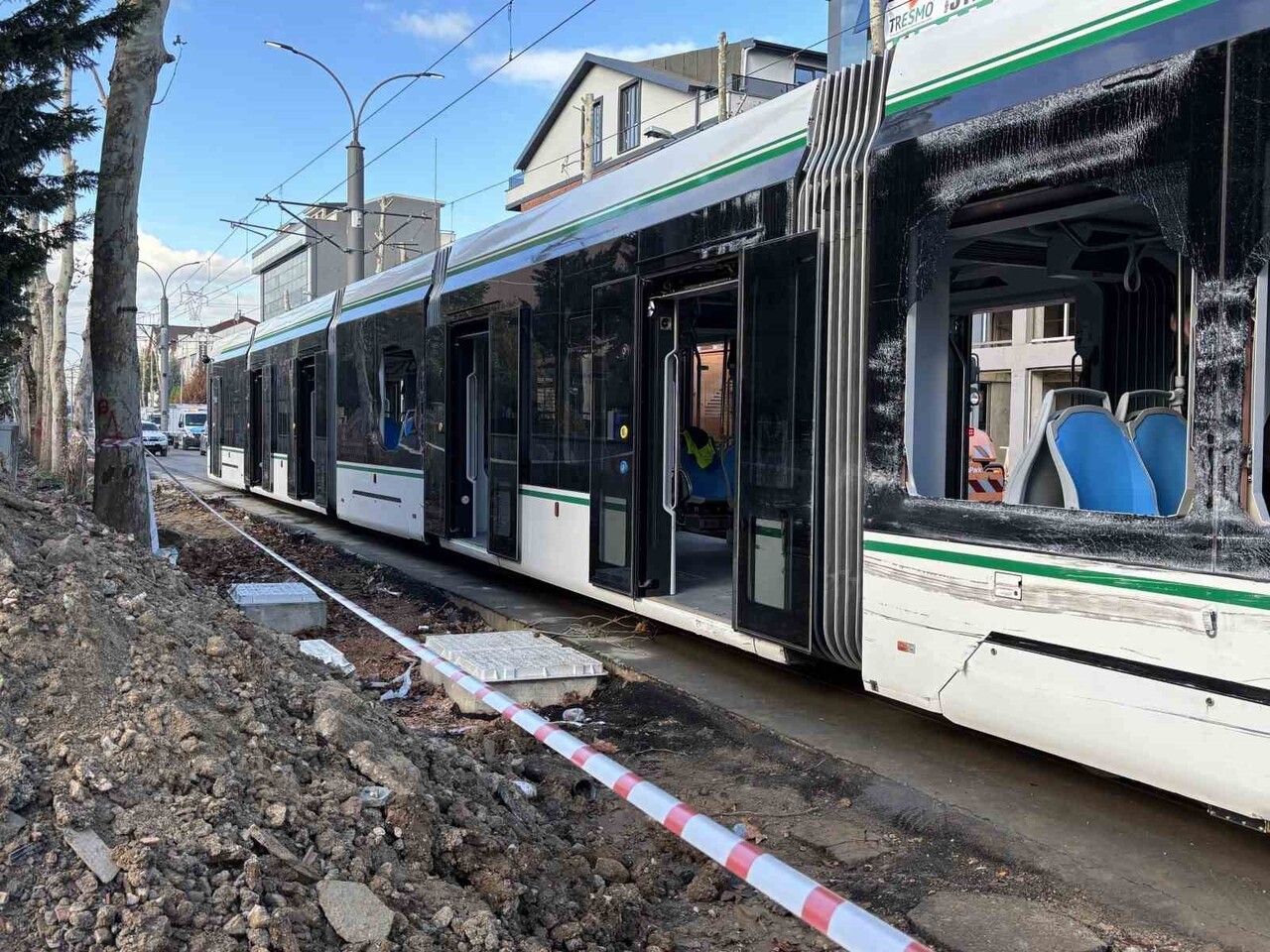KOCAELİ'NİN İZMİT İLÇESİNDE BELEDİYEYE AİT ÇÖP KAMYONUNUN ÇARPTIĞI TRAMVAYIN İLK VAGONU RAYDAN...